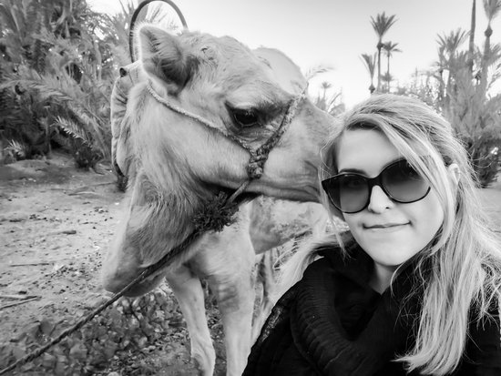 Miriam mit Kamel in Marrakesch