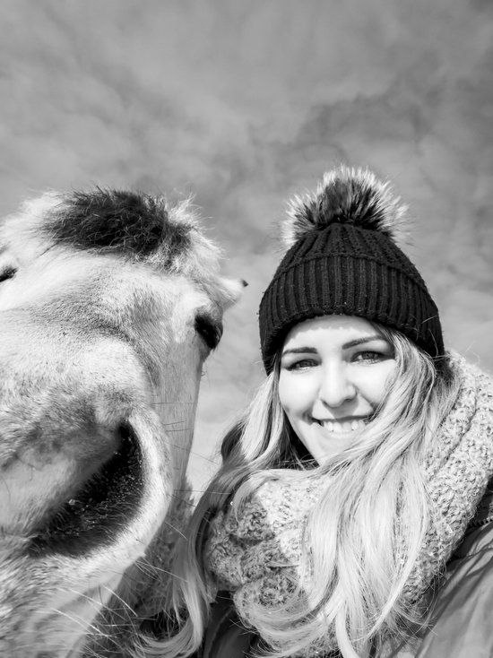 Miri kuschelt mit Pferd